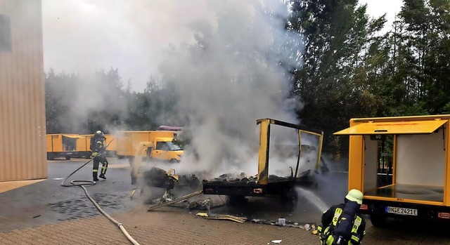 Nicht mehr zu retten: ausgebrannte Elektroautos der Post in Staufen.   | Foto: Feuerwehr Staufen