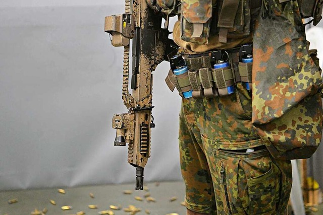 Ein Soldat mit einem G36-Gewehr im Sch...m auf dem Kasernengelnde (Symbolbild)  | Foto: Franziska Kraufmann (dpa)