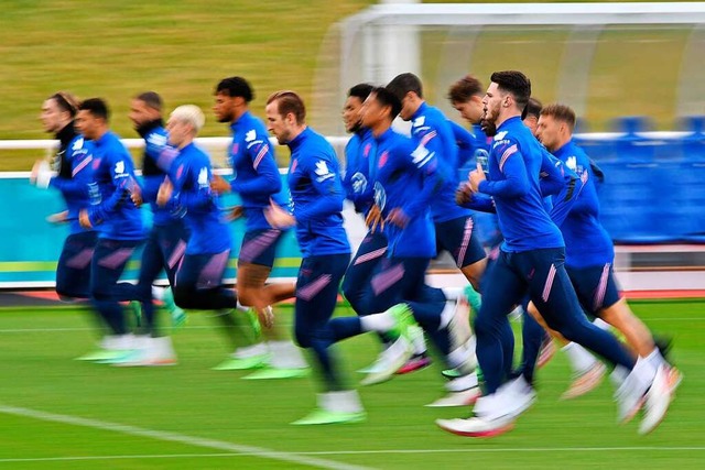 Mglichst locker bleiben: die englische Mannschaft beim Training  | Foto: JUSTIN TALLIS (AFP)