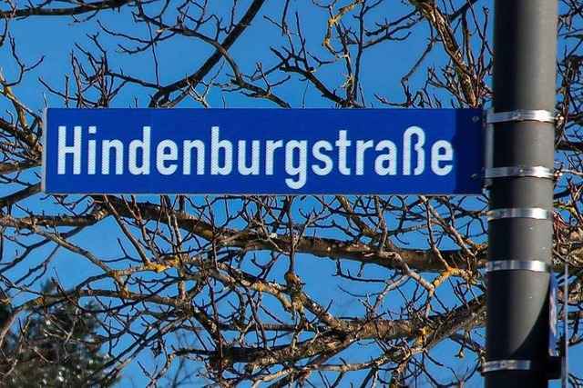 Radelnde Kinder st�rzen, weil Autofahrer sie beim �berholen abgedr�ngt haben soll