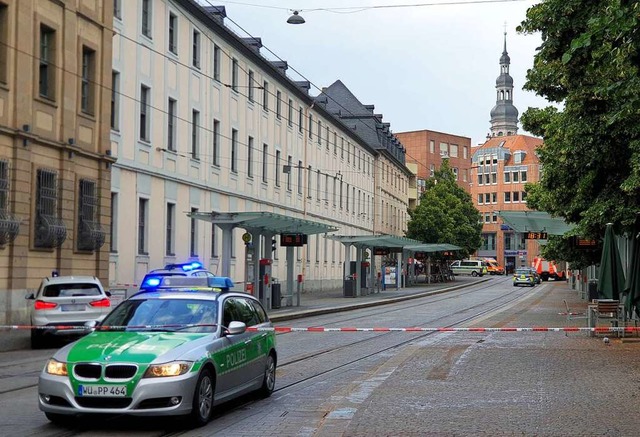 Die Polizei sperrte den Tatort in Wrzburg weitrumig ab.  | Foto: Carolin Giibl (dpa)