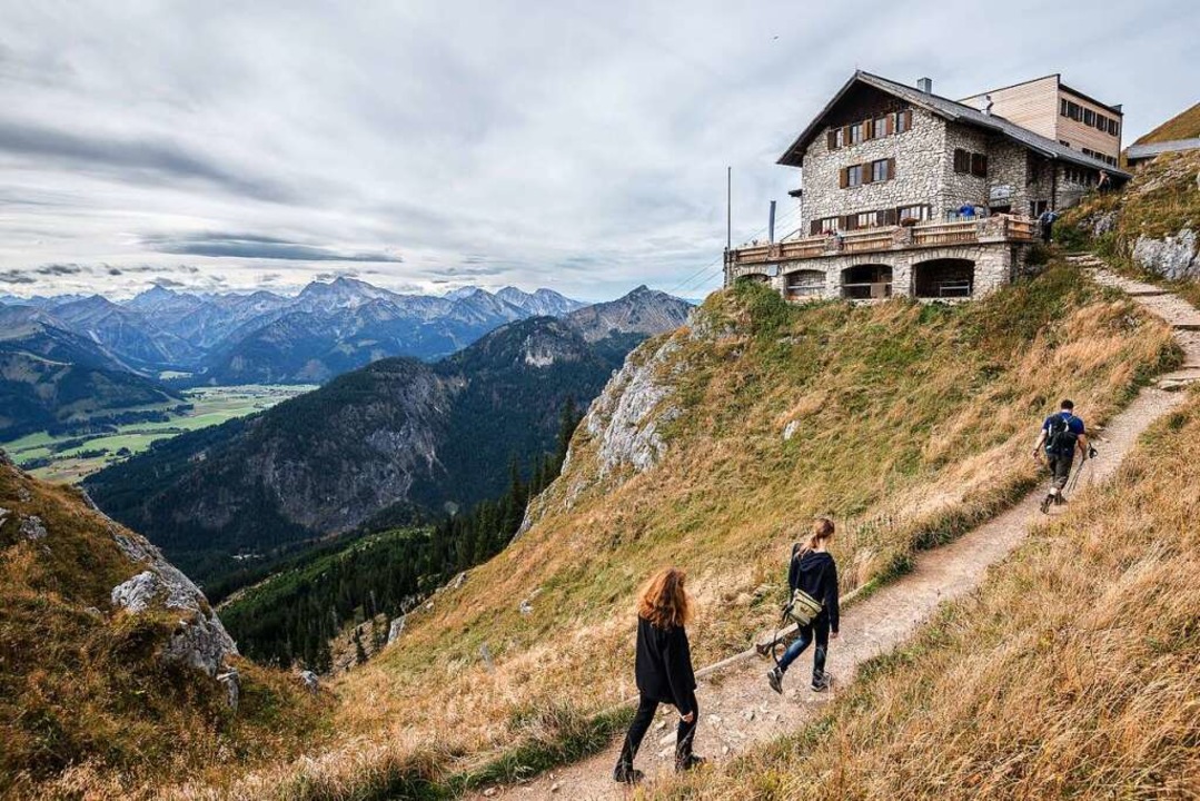 Gleich ist das Ziel erreicht: Wanderer...der erreichen die Bad Kissinger Hütte.  | Foto: Nicolas Armer (dpa)