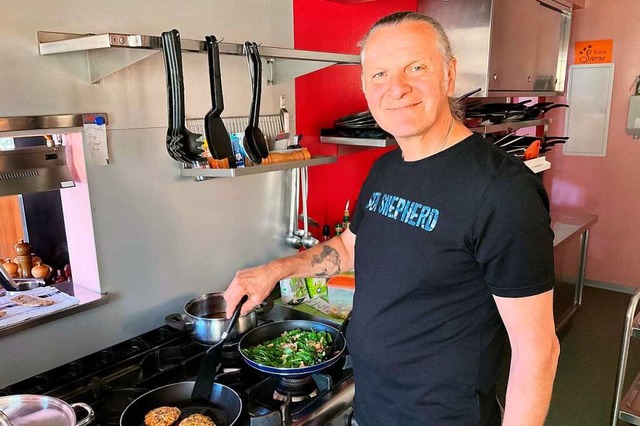 Reimund Vogt brt sich Jackfruit-Gems...e mit frischem Spinat zum Mittagessen.  | Foto: privat