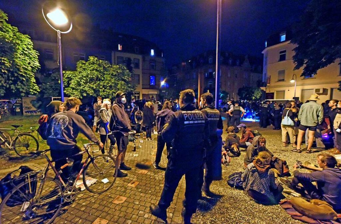 Gegen 0.30 Uhr sorgte die Polizei dafür, dass der Lederleplatz geräumt wurde.  | Foto: Michael Bamberger
