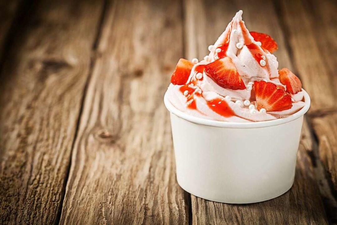 Der leicht gesüßte Joghurt wird gefror...schiedenen Früchten kombiniert werden.  | Foto: exclusive-design  (stock.adobe.com)
