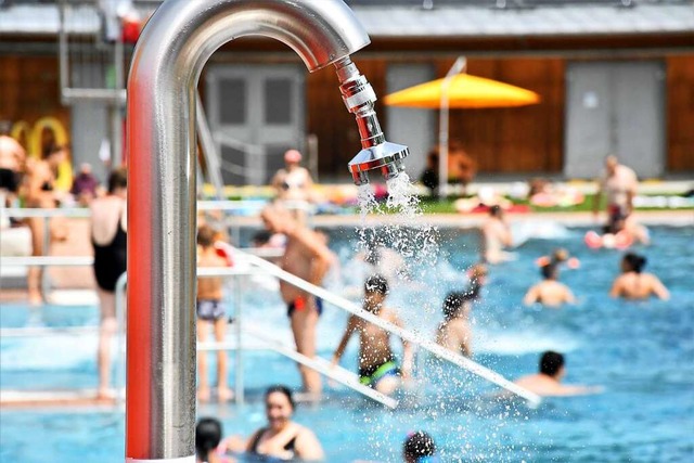 Im Schwimmbad gibt es ab Montag keine ...rnkungen bei den Besucherzahlen mehr.  | Foto: Barbara Ruda