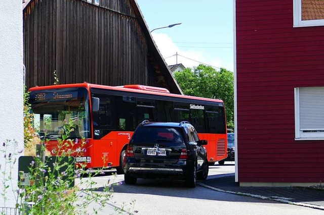 Wenn  sich Bus und Auto begegnen, wird...er Strae gerade mal 4,92 Meter breit.  | Foto: Martina David-Wenk