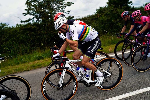 Auf der ersten Etappe der 108. Tour de...u einem schweren Massensturz gekommen.  | Foto: Daniel Cole (dpa)