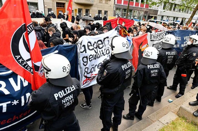 Polizisten begleiten einen Protestzug ...mmlungsgesetz fr Nordrhein-Westfalen.  | Foto: Roberto Pfeil (dpa)