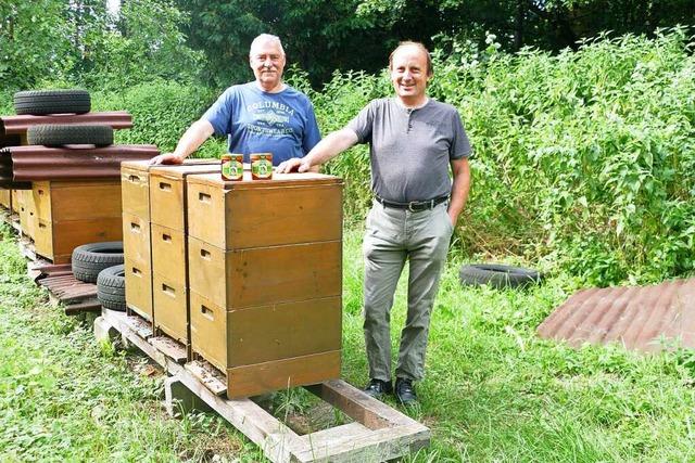 Richard Kirner und Paul Seiler (von li...re ausgezeichneten Honige vom Vorjahr.  | Foto: Ulrike Derndinger