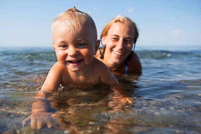 Mit Spa ins Nass: Die Kleinen immer i...ite &#8211;  zu behalten, ist wichtig.  | Foto: Benjamin Nolte (dpa)