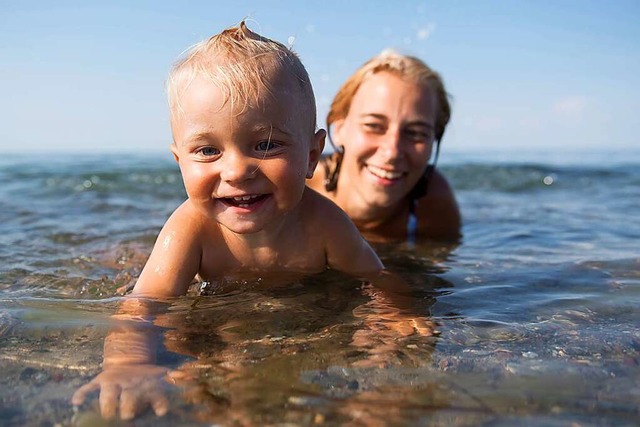 Mit Spa ins Nass: Die Kleinen immer i...ite &#8211;  zu behalten, ist wichtig.  | Foto: Benjamin Nolte (dpa)