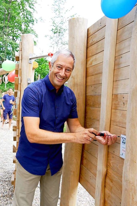Bürgermeister Andreas Graf drehte  die letzte Schraube ins Holz.   | Foto: Eva Korinth