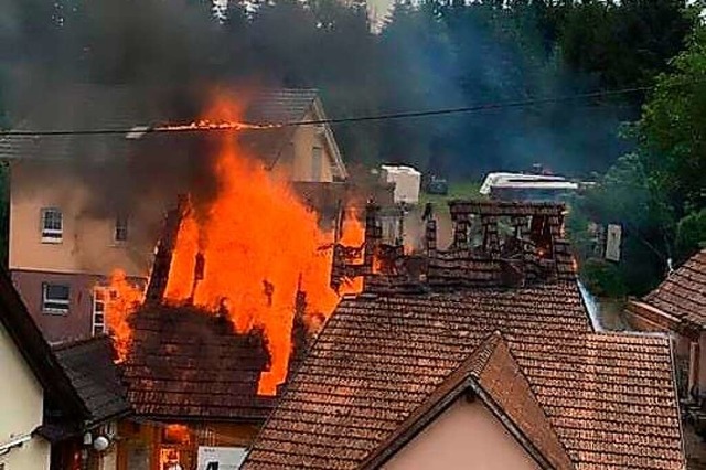 Lichterloh brennt das Dach.  | Foto: Jasmin Hilberer
