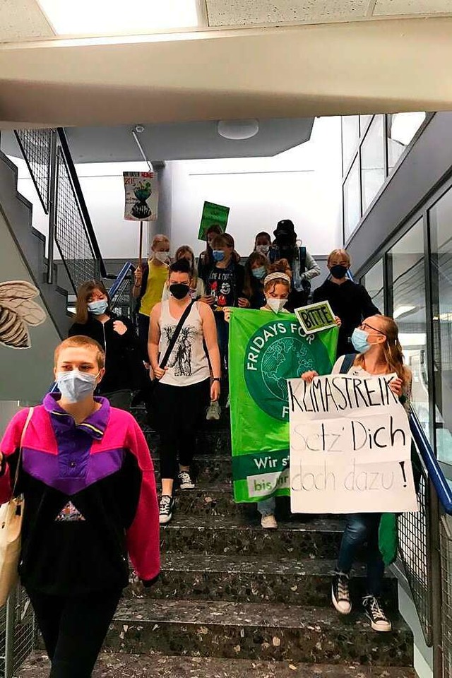 Laut skandierend zogen die Aktivisten am Freitag durch das Schulhaus.  | Foto: Romja Hofmann