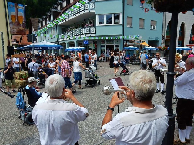 Die Hiesli-Musikanten zogen beim Natur...fenen Sonntag in Elzach durch Stdtli.  | Foto: Kurt Meier
