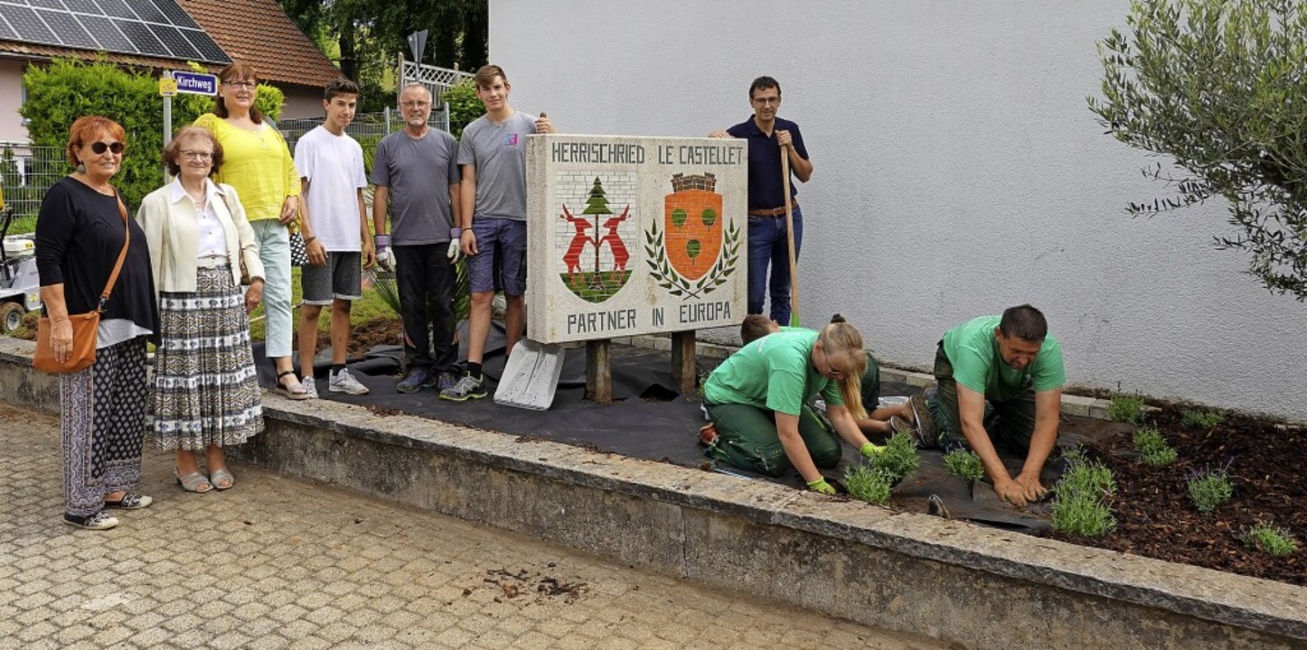 Mit gemeinschaftlichem Engagement war ... das Team von Blumen Helme (von links)  | Foto: Hans-Jrgen Sackmann