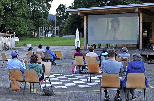 Eine kleine, aber sehr begeisterte Zus...h zum Frischluftsommerabend zusammen.   | Foto: Rolf Reimann