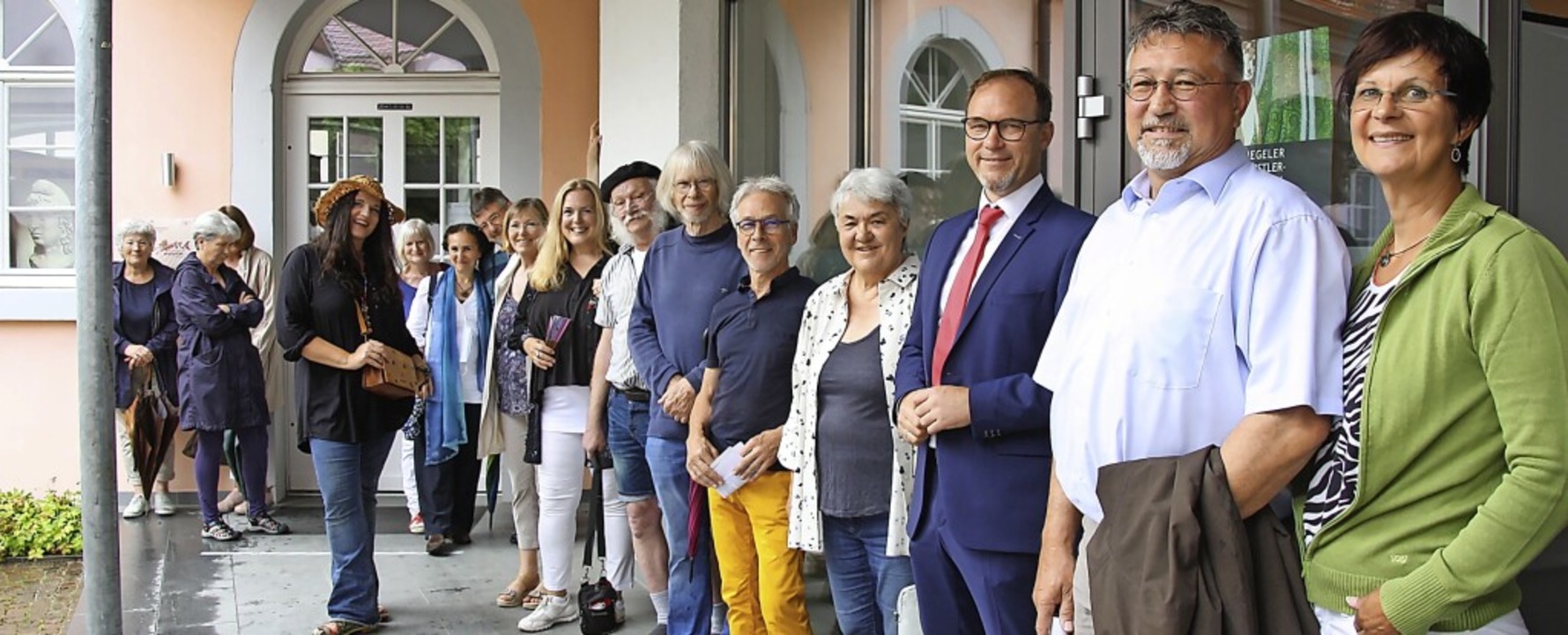 Hausbesitzer und Knstler bei der Vern...die Idee zu der Freiluft-Aktion hatte.  | Foto: Christiane Franz