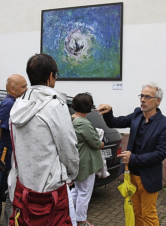 Dieter Rottler stellt ein Bild von Senta Ernst an der Hauptstrae vor.  | Foto: Christiane Franz