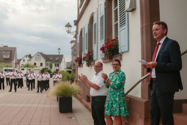 Die Entscheidung ist gefallen. Der Brgermeister verkndet das Ergebnis.  | Foto: Sandra Decoux-Kone