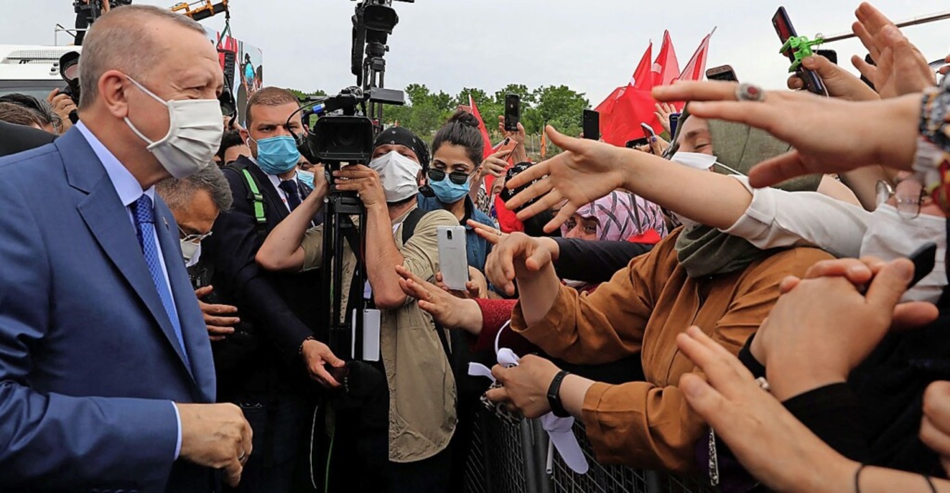 Recep Tayyip Erdogan trifft am Samstag zur offiziellen Zeremonie ein.  | Foto: - (AFP)