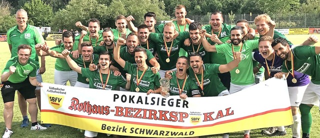 Stolzes Team: Die Bezirksliga-Fuballe...n zweiten Halbzeit den Bezirkspokal.    | Foto: Holger Rohde