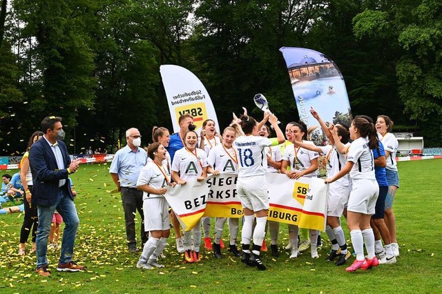 Im Besitz des Bezirkspokals: Ein groe... die Fuballerinnen vom FC Heitersheim  | Foto: Achim Keller