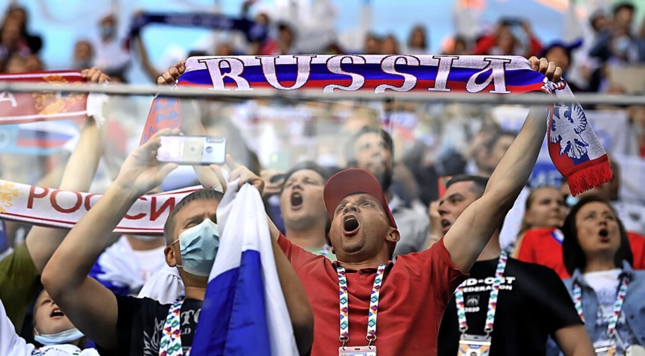 Russische Fans in St. Petersburg beim 1:0 in der Vorrunde  gegen Finnland  | Foto: Kirill Kudryavtsev (dpa)