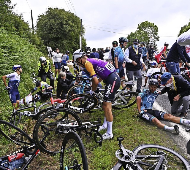 Einer von zwei Massenstrzen schon wh...pe der Tour de France  in der Bretagne  | Foto: Pool Anne-Christine Poujoulat (dpa)