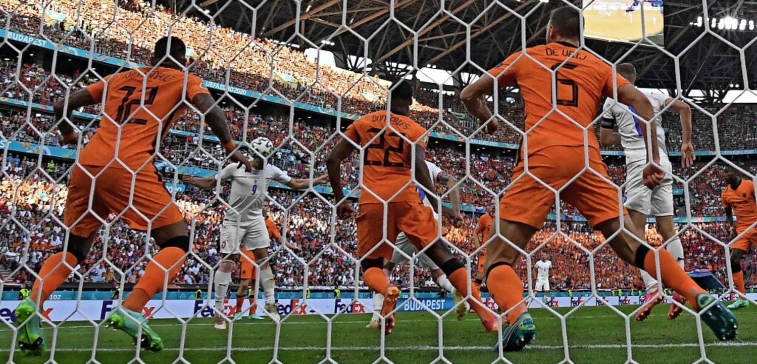 Tomas Holes (weies Trikot/Nummer 9) k...r knnen den Treffer nicht verhindern.  | Foto: ATTILA KISBENEDEK (AFP)
