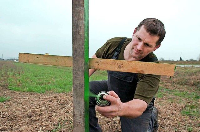 Thomas Frenk stellt ein grnes Kreuz a...en gegen die Agrar- und Umweltpolitik.  | Foto: SWR