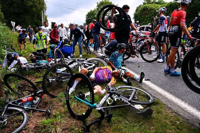 Massensturz bei der Tour de France  | Foto: Pool Anne-Christine Poujoulat (dpa)