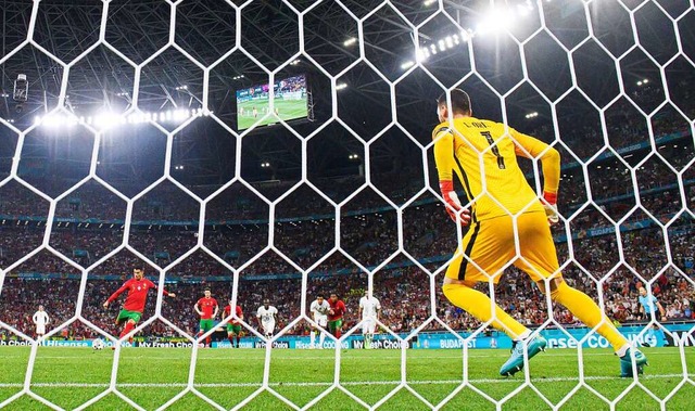 Portugals Cristiano Ronaldo schiet einen Elfmeter gegen Frankreich.  | Foto: Robert Michael (dpa)