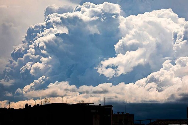 Dunkle Wolken trmen sich auf.  | Foto: Christoph Schmidt (dpa)