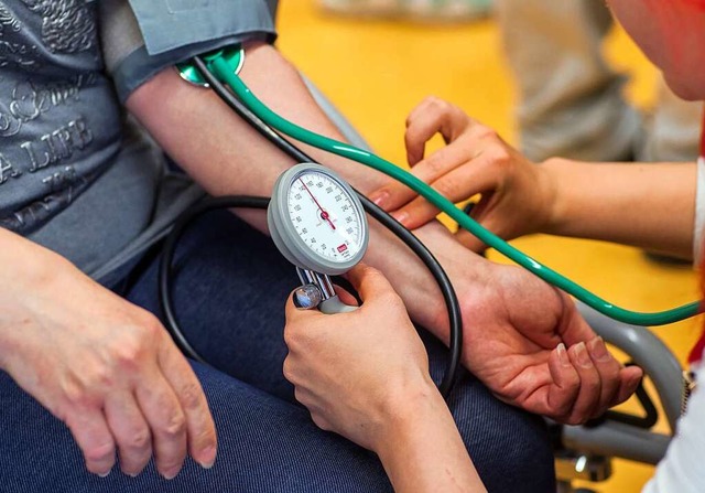 Pflegeschler ben  das Blutdruckmessen.  | Foto: Jens Bttner
