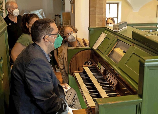 In der Lorenzkirche in Grogartach bri...nks) schaut auf die Lochstreifenrolle.  | Foto: Dr. Werner Eckstein