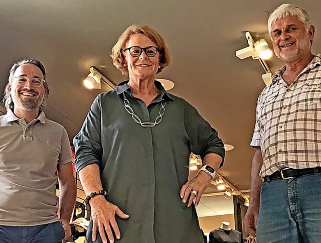 Brigitte Krautschor ist 50 Jahre bei H...inks Stefan Spth, rechts Raimund Haaf  | Foto: Schuh- und Sporthaus Haaf