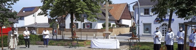 Patrozinium einmal anders: Statt Proze...g vor der Kirche mit Abstand und Maske  | Foto: Otmar Faller