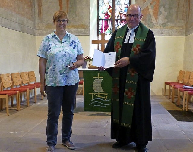 Pfarrer  Jochen Eber berreicht  Adelh...d des Alten- und Krankenpflegevereins.  | Foto: Vera Winter