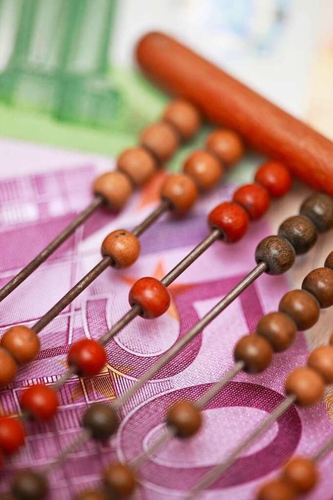 Die Stadt Lrrach muss in den kommenden Jahren Millionen sparen.  | Foto: imago stock&people