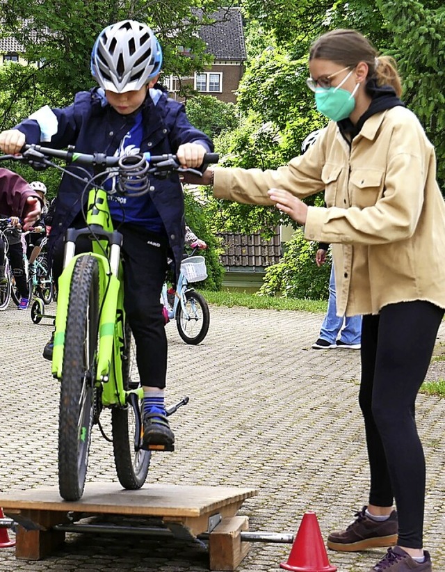 Mut, Balance und Geschicklichkeit brau... dem Fahrrad ber die Wippe zu fahren.  | Foto: Eva Korinth
