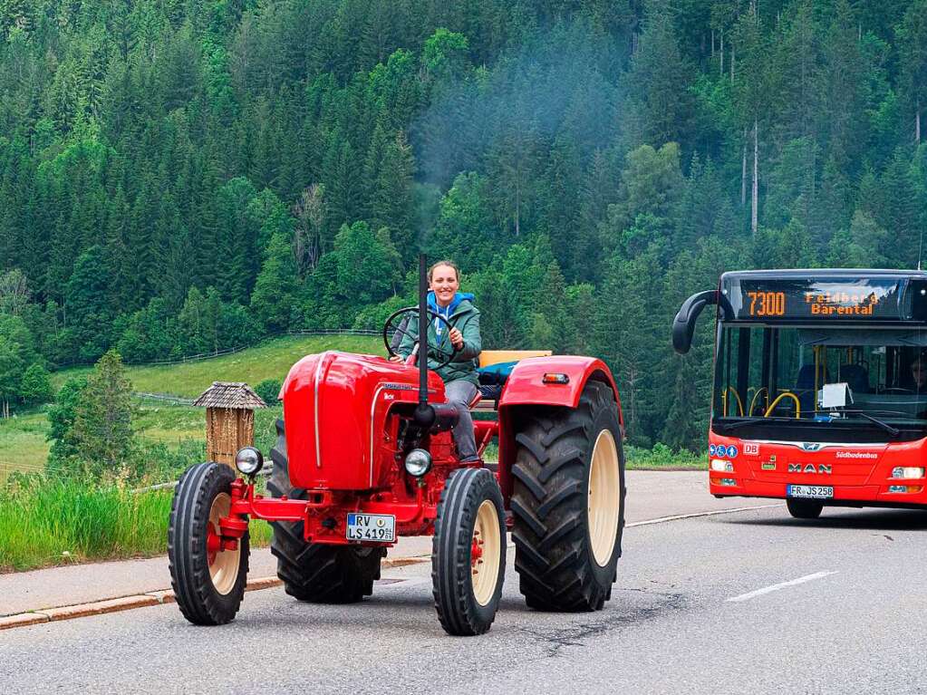 Kaminrot und mit viel Charme: Alte Traktoren der Marke Allgaier und Porsche.