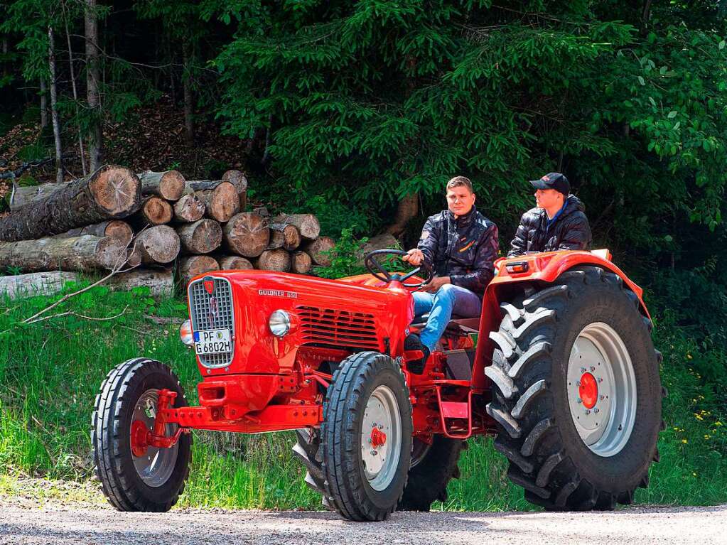 Kaminrot und mit viel Charme: Alte Traktoren der Marke Allgaier und Porsche.