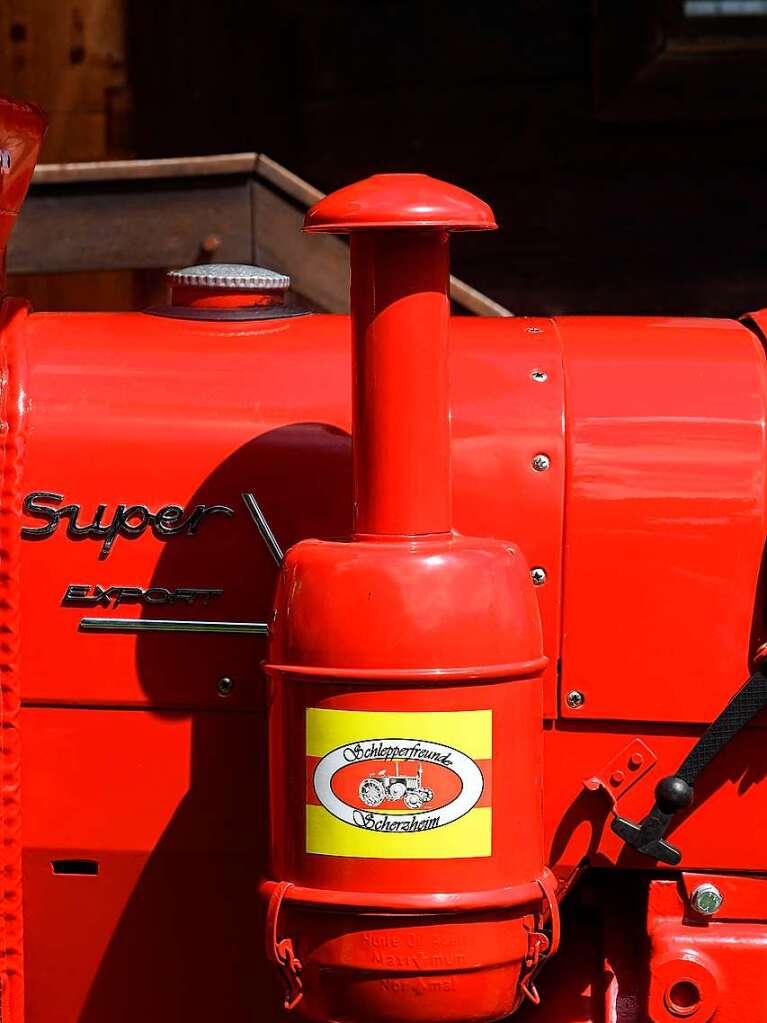 Kaminrot und mit viel Charme: Alte Traktoren der Marke Allgaier und Porsche.