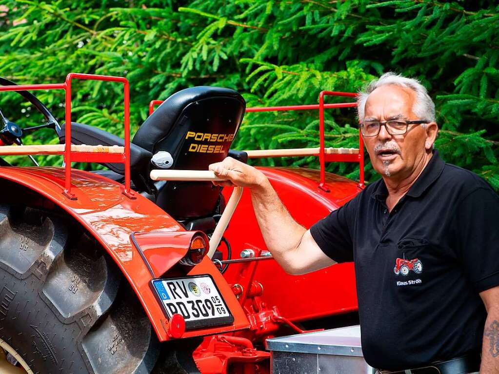 Kaminrot und mit viel Charme: Alte Traktoren der Marke Allgaier und Porsche.