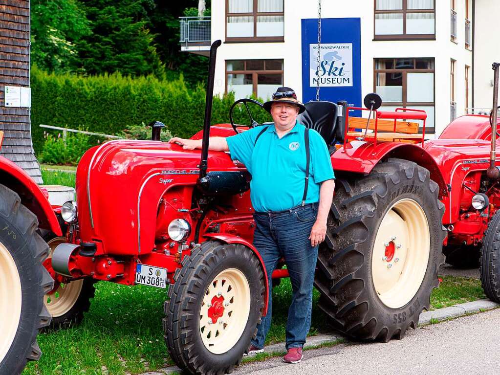 Kaminrot und mit viel Charme: Alte Traktoren der Marke Allgaier und Porsche.