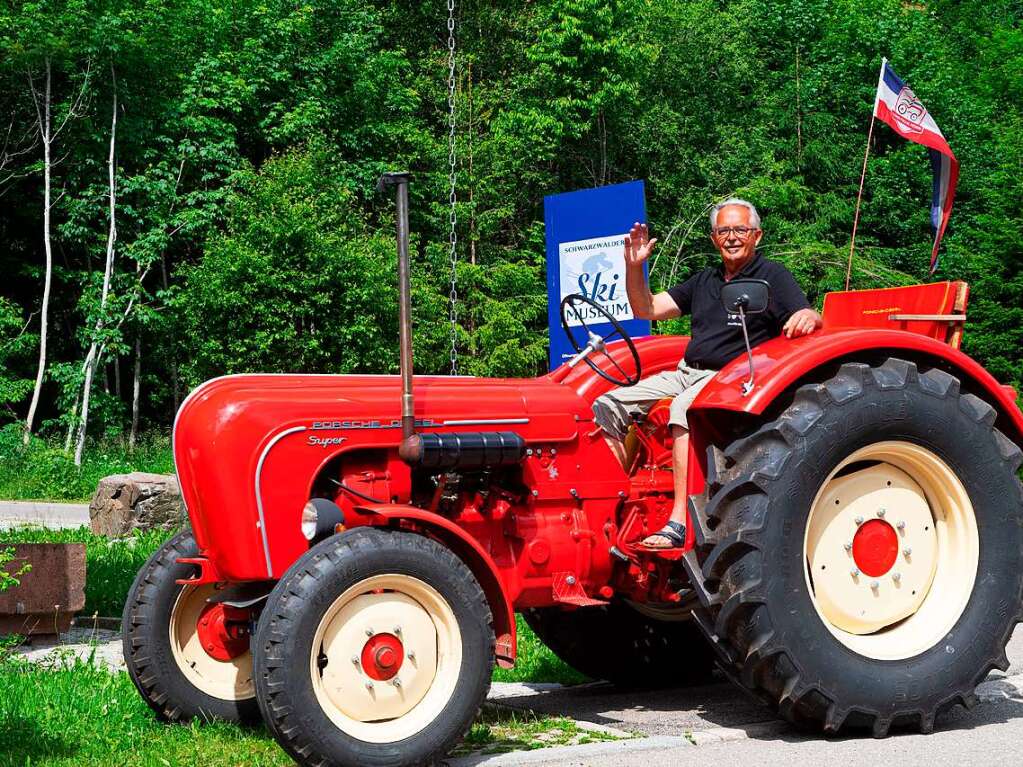 Kaminrot und mit viel Charme: Alte Traktoren der Marke Allgaier und Porsche.