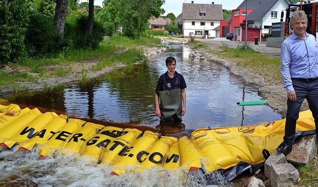 Ein Hochwasserschutzsystem im Wert von... Die bergabe fand am Rtenbach statt.  | Foto: Liane Schilling