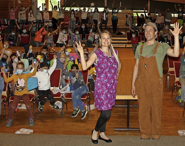 Die Darsteller Valerie Wilhelm und Fre...chlern der Grundschule Hchenschwand.  | Foto: Stefan Pichler